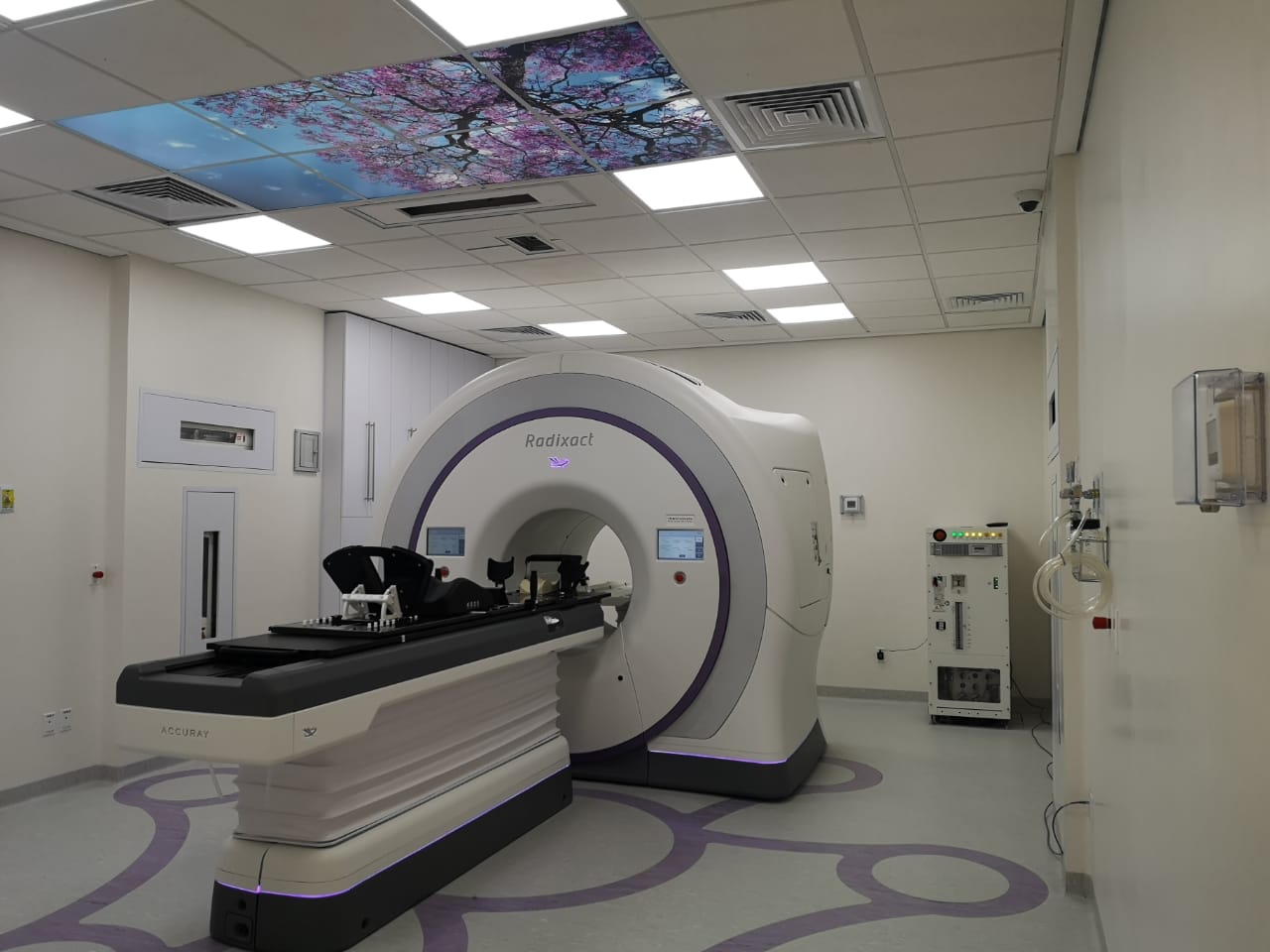 Sala de radioterapia — techo retroiluminado que calma al paciente
