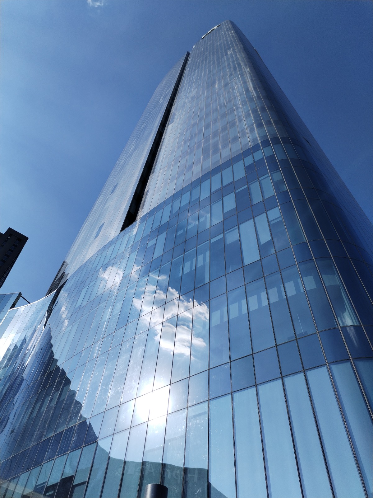 Torre de cristal — obra institucional de alta especialidad
